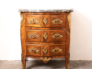 Louis XV kingwood veneered commode of small proportions