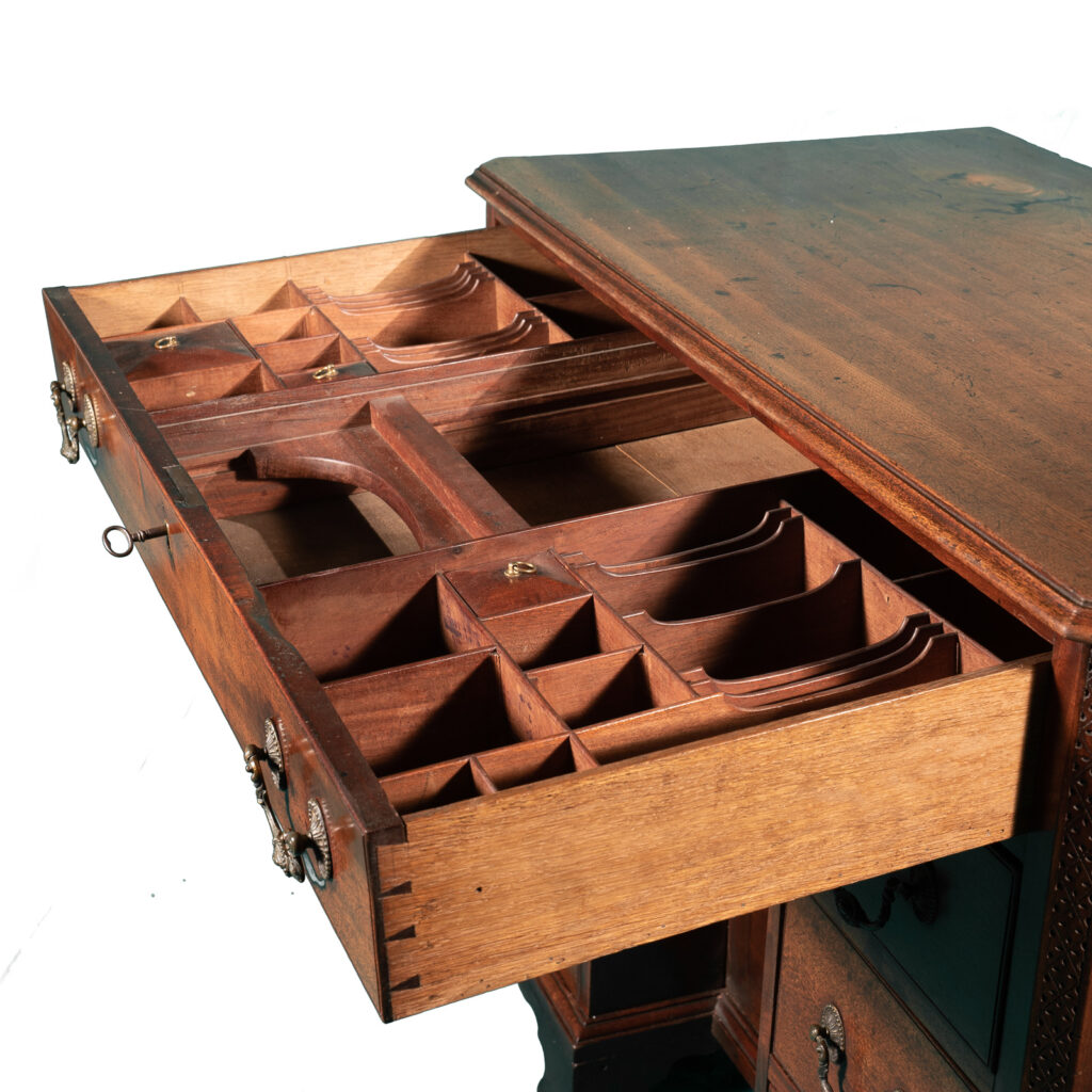 18th century Mahogany knee-hole desk-9