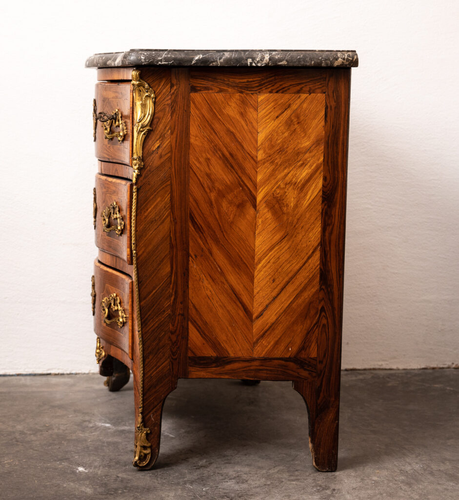 Louis-XV-kingwood-veneered-commode-of-small-proportions1