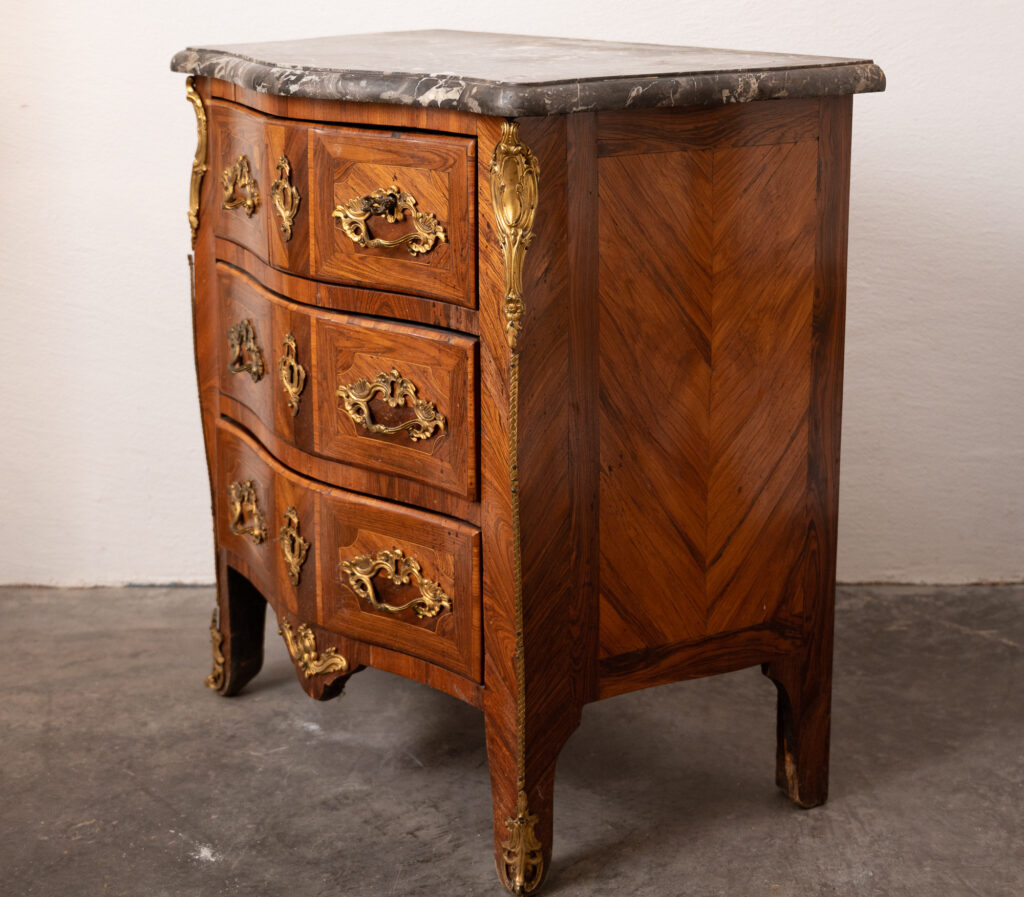 Louis-XV-kingwood-veneered-commode-of-small-proportions10
