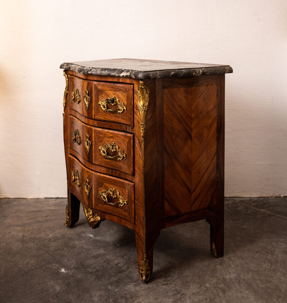 Louis-XV-kingwood-veneered-commode-of-small-proportions11