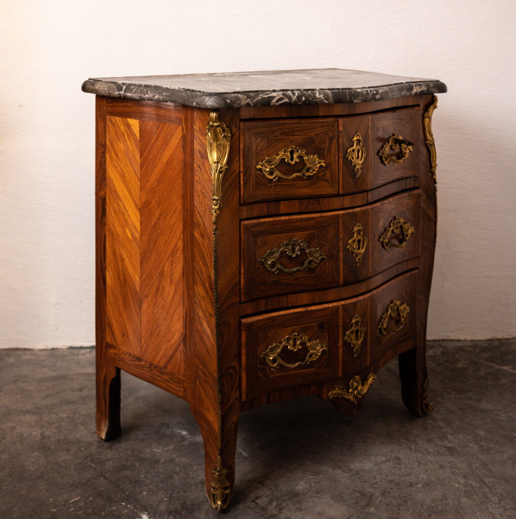 Louis-XV-kingwood-veneered-commode-of-small-proportions12