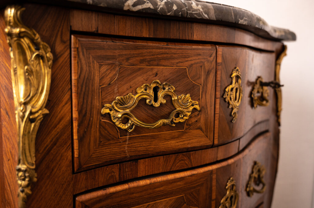 Louis-XV-kingwood-veneered-commode-of-small-proportions13