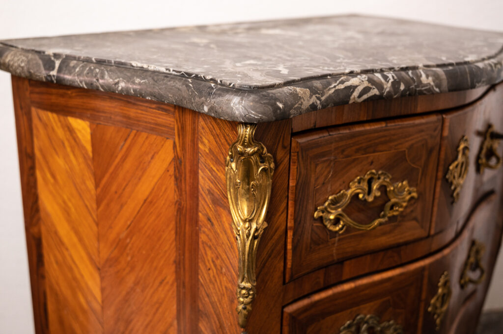 Louis-XV-kingwood-veneered-commode-of-small-proportions14