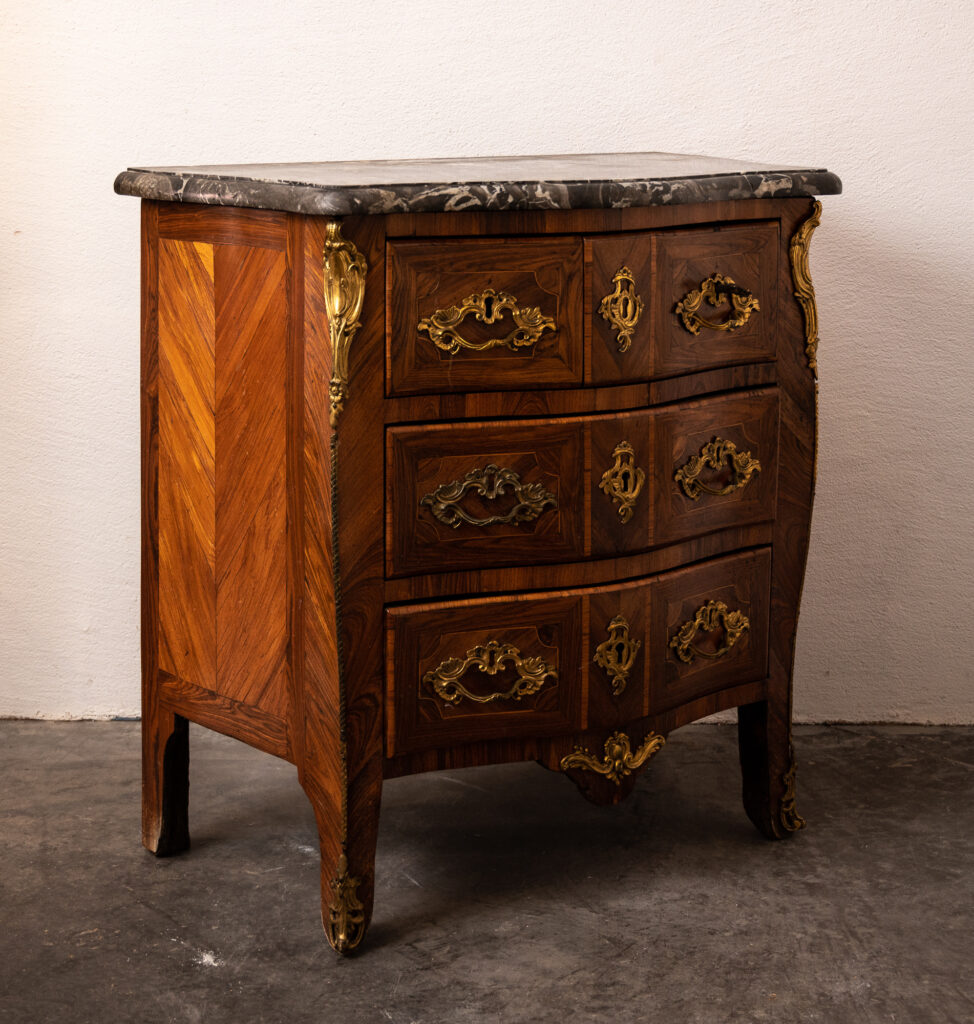 Louis-XV-kingwood-veneered-commode-of-small-proportions15