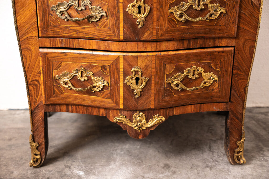 Louis-XV-kingwood-veneered-commode-of-small-proportions16