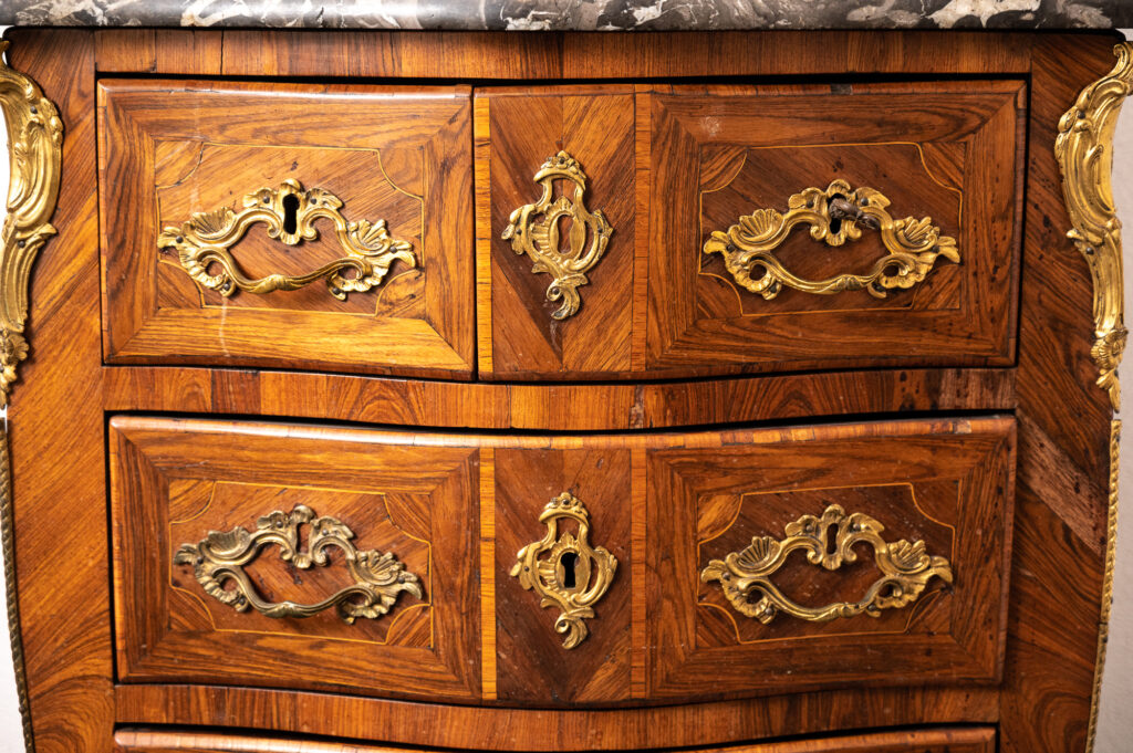 Louis-XV-kingwood-veneered-commode-of-small-proportions17