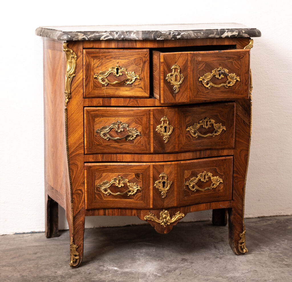 Louis-XV-kingwood-veneered-commode-of-small-proportions18