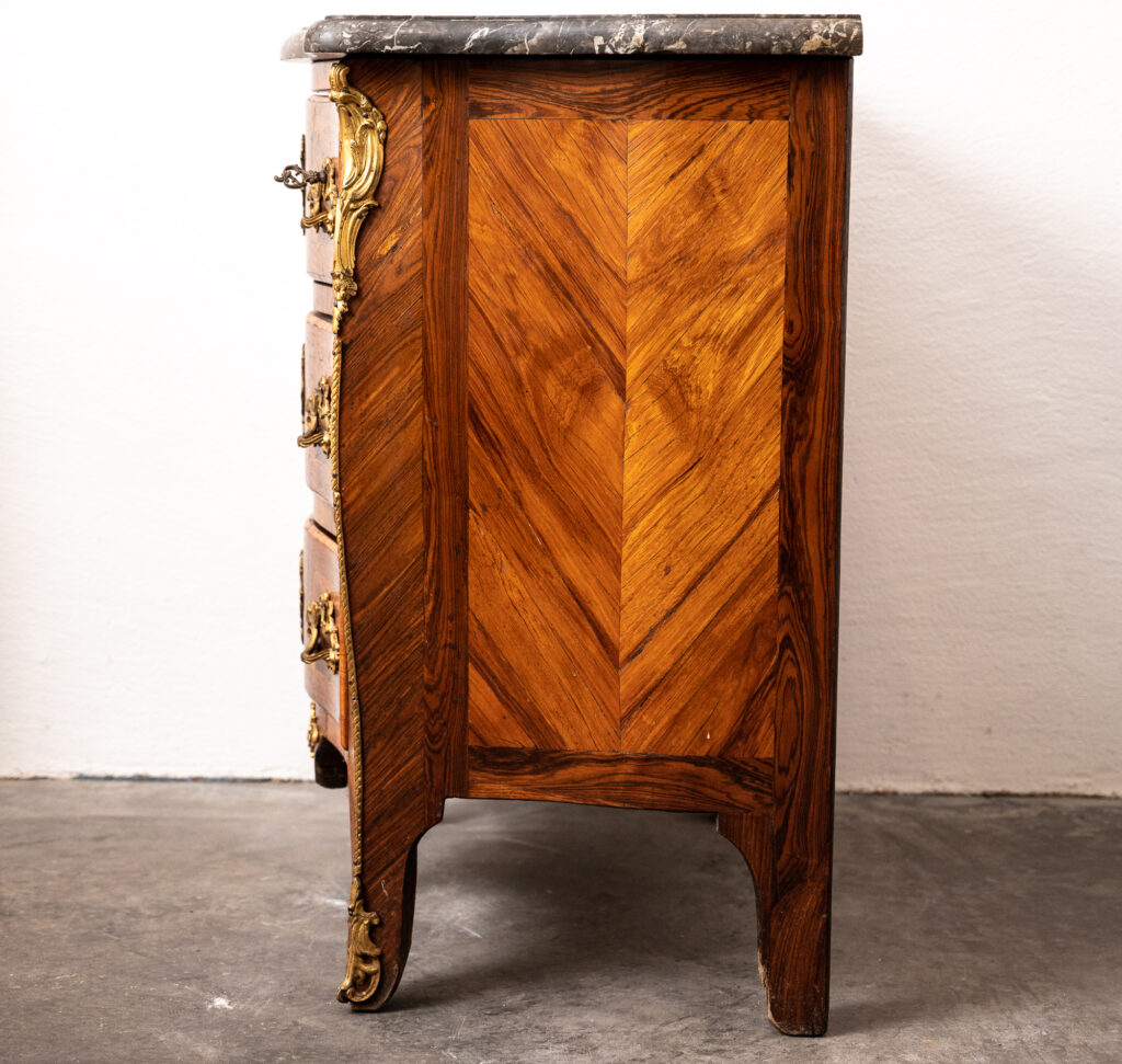 Louis-XV-kingwood-veneered-commode-of-small-proportions2