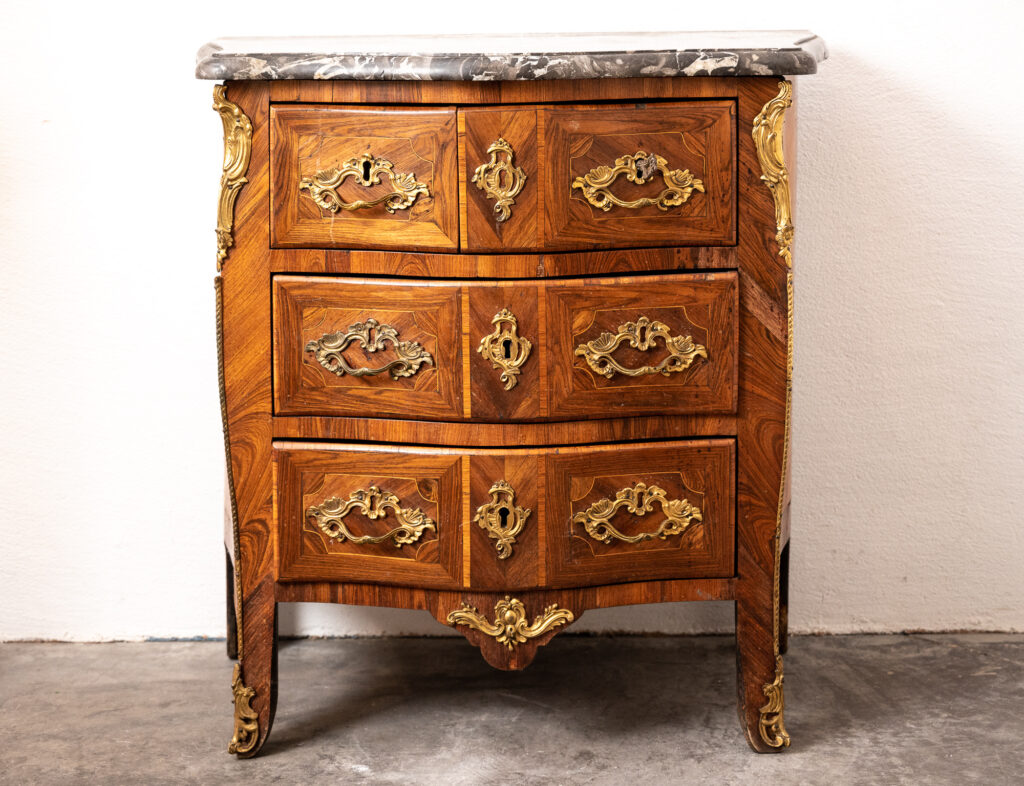 Louis-XV-kingwood-veneered-commode-of-small-proportions20