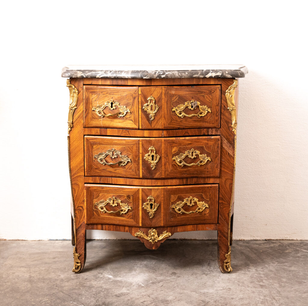 Louis-XV-kingwood-veneered-commode-of-small-proportions21