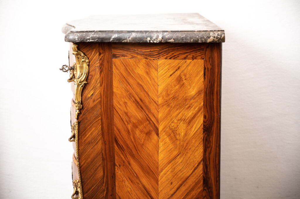 Louis-XV-kingwood-veneered-commode-of-small-proportions3