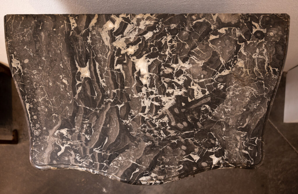 Louis-XV-kingwood-veneered-commode-of-small-proportions4