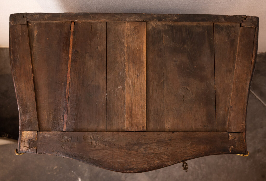 Louis-XV-kingwood-veneered-commode-of-small-proportions5