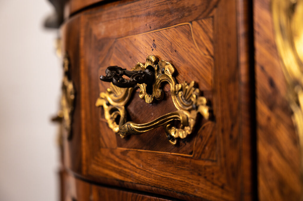 Louis-XV-kingwood-veneered-commode-of-small-proportions6