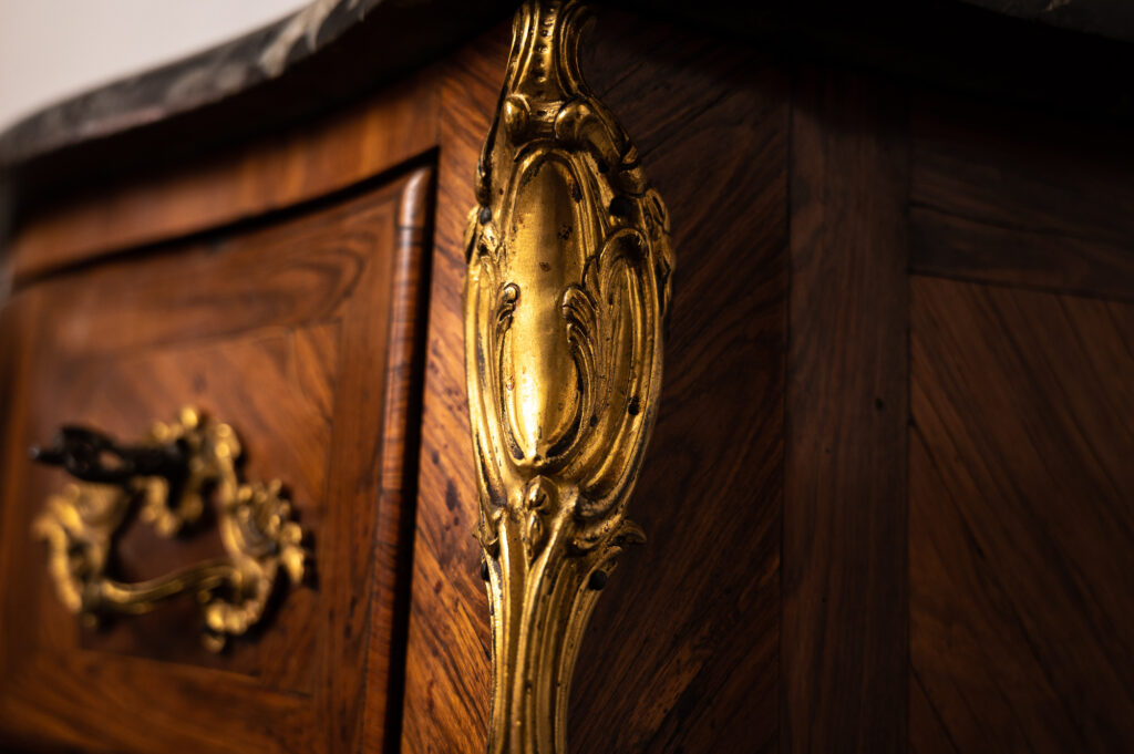 Louis-XV-kingwood-veneered-commode-of-small-proportions7