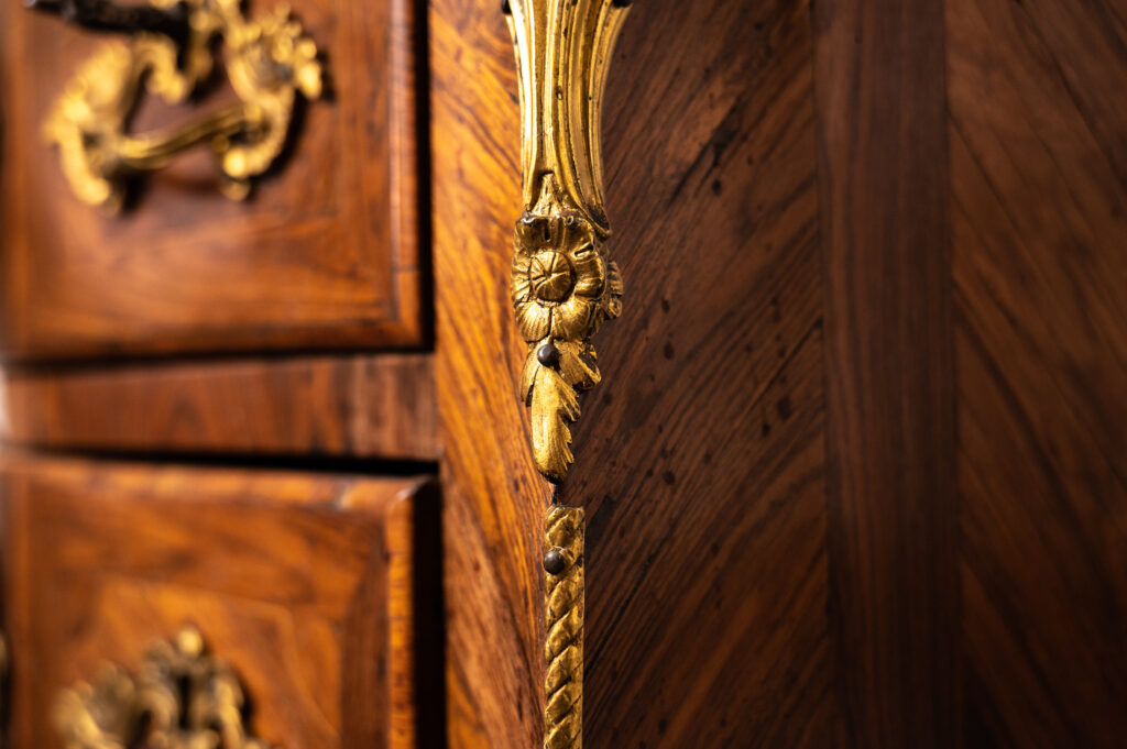 Louis-XV-kingwood-veneered-commode-of-small-proportions8