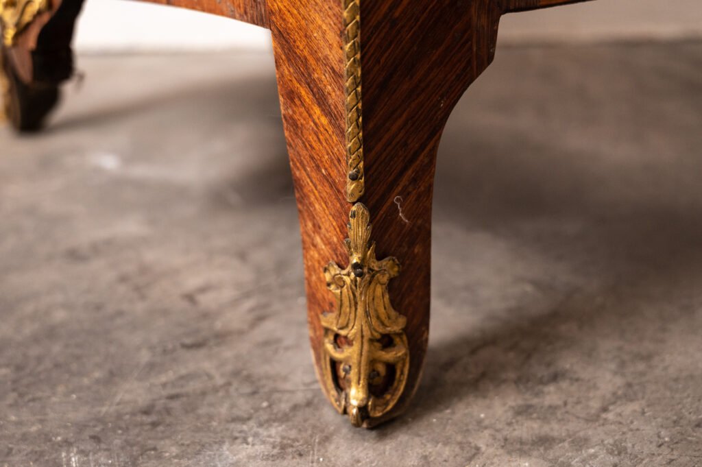 Louis-XV-kingwood-veneered-commode-of-small-proportions9