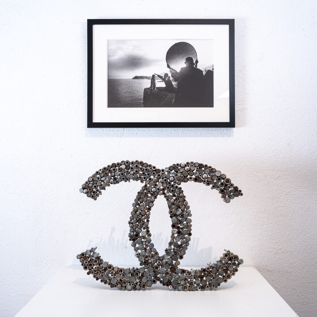 Original-photograph-of-Karl-Lagerfeld-on-location