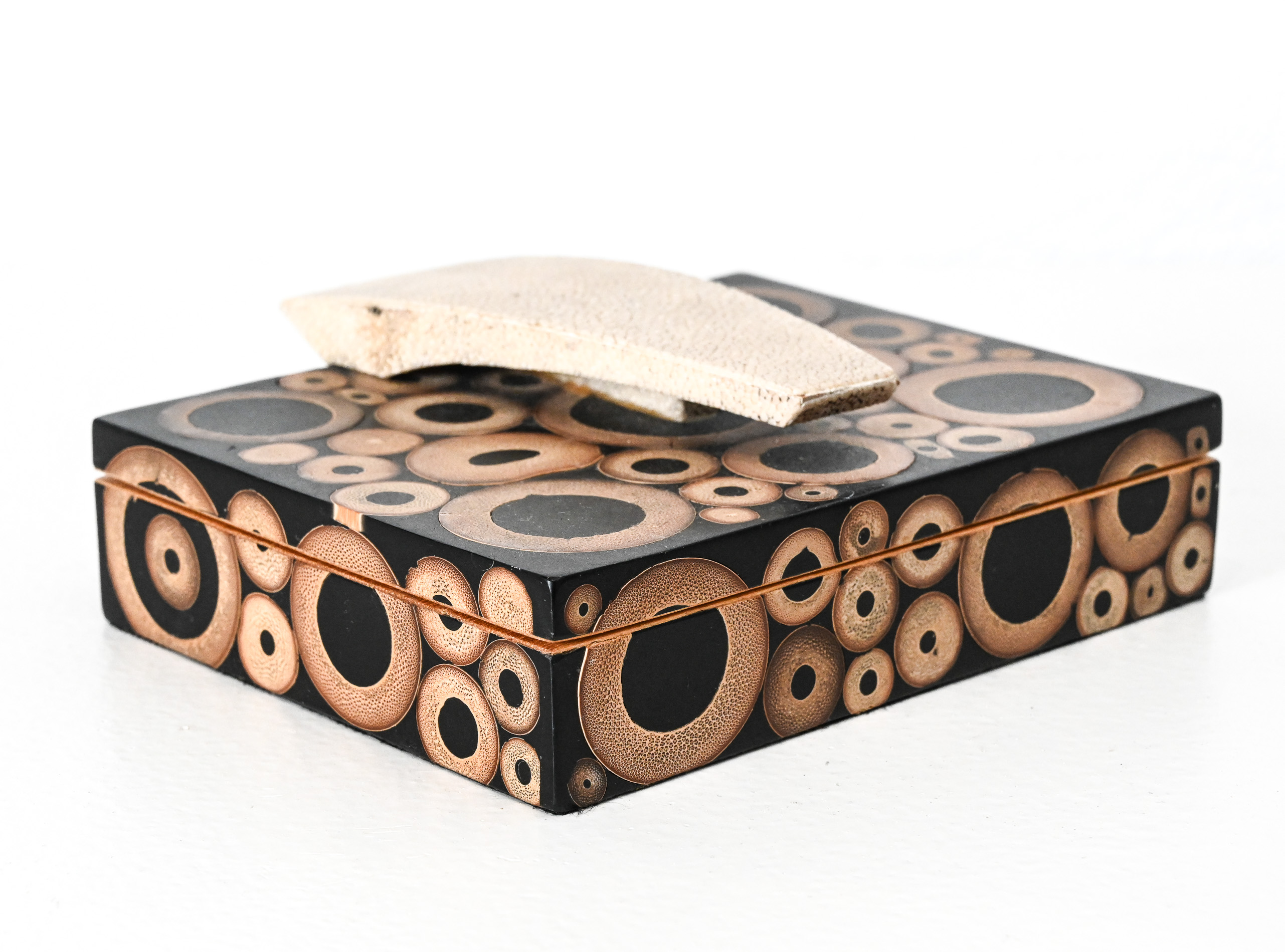 3details - R&Y Augousti box
