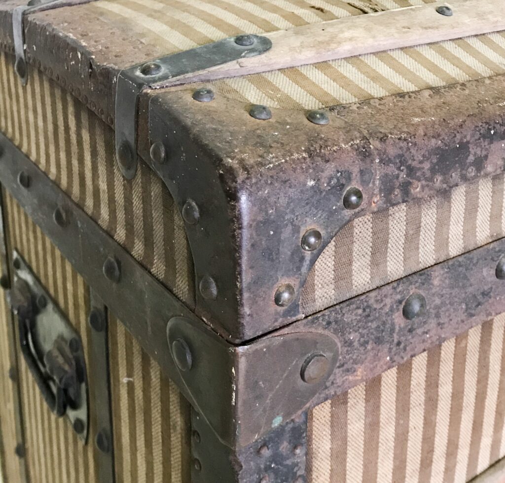 magasins du Louvre trunk-10