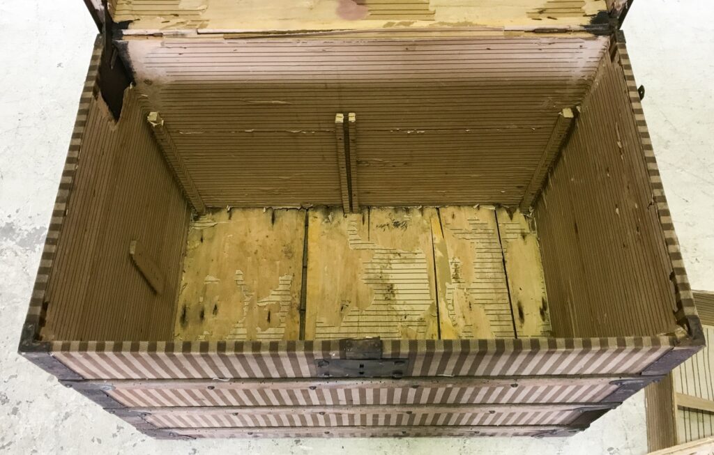 magasins du Louvre trunk-8