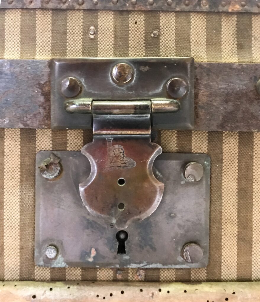 magasins du Louvre trunk-9