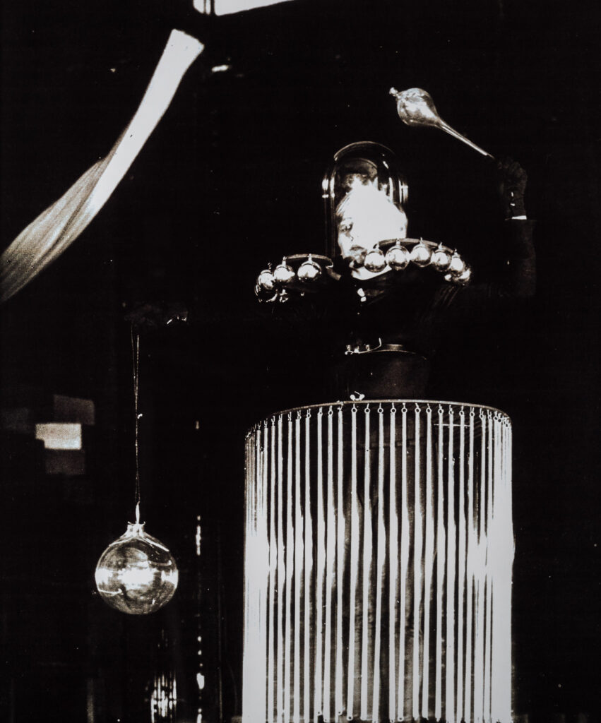 photograph-of-character-after-Oskar-Schlemmers-ballet-by-Karl-Lagerfeld1