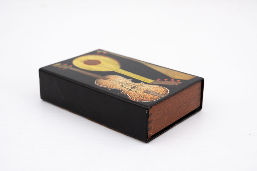small-Fornasetti-guitars-and-zithers-box4