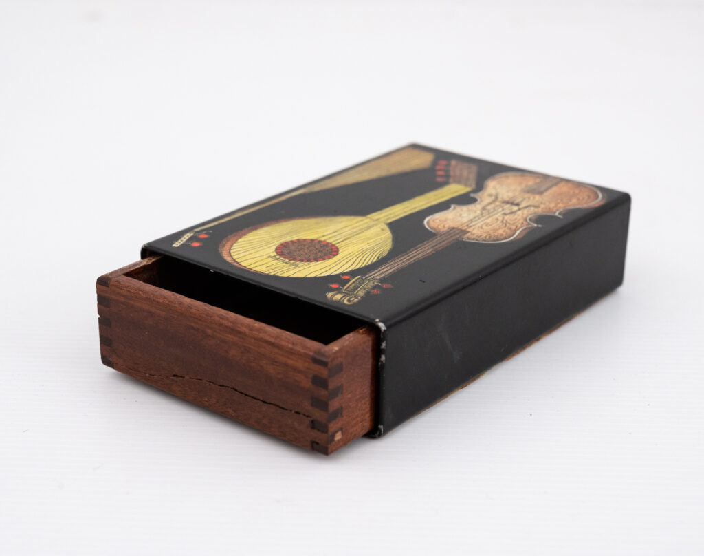 small-Fornasetti-guitars-and-zithers-box6
