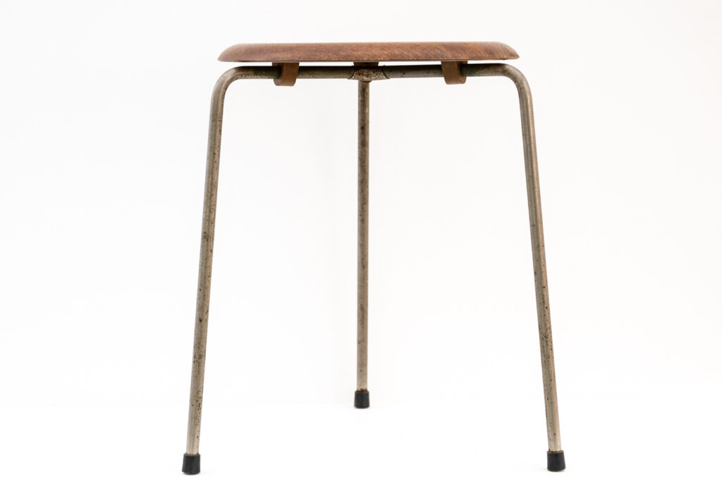 Early-Dot-stool-by-Arne-Jacobsen-for-Fritz-Hansen-DK-19654