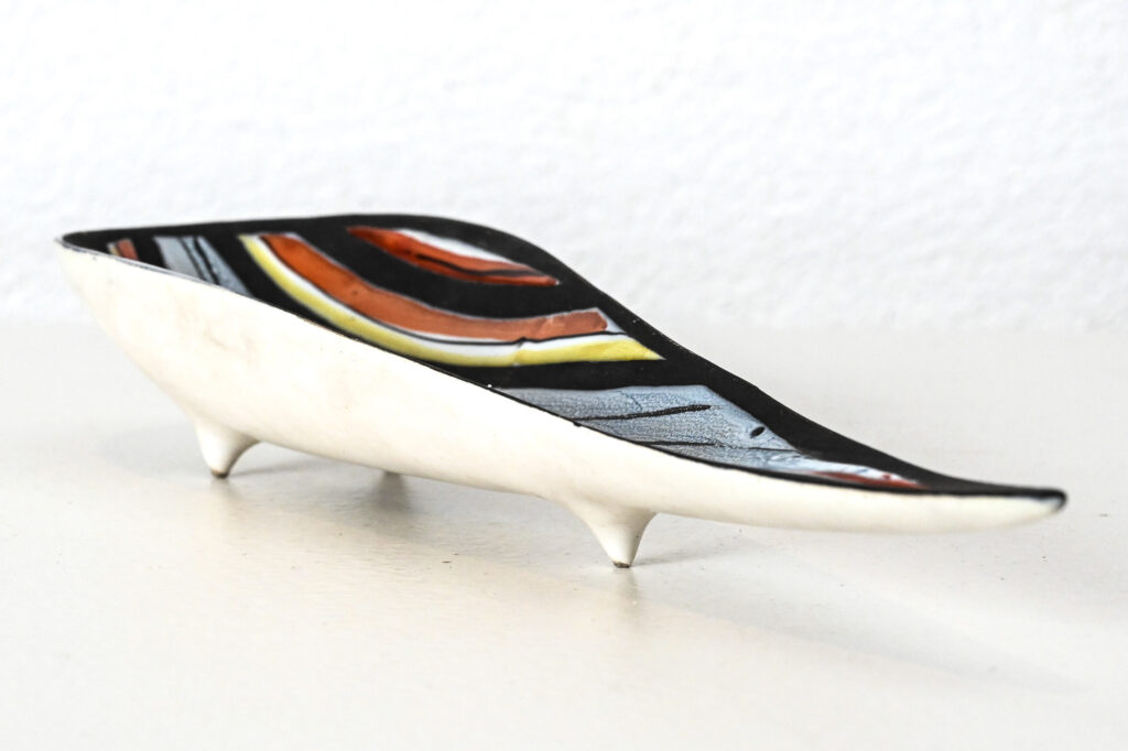 Roger-Capron-ceramic-vide-poche-with-pyjama-decoration-01