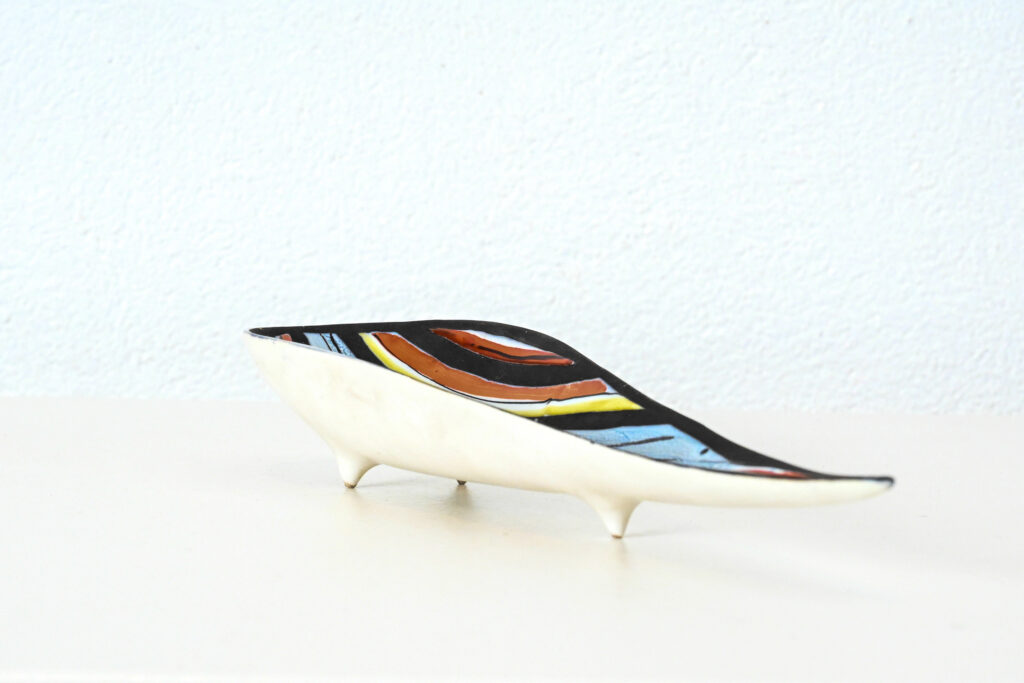 Roger-Capron-ceramic-vide-poche-with-pyjama-decoration-02