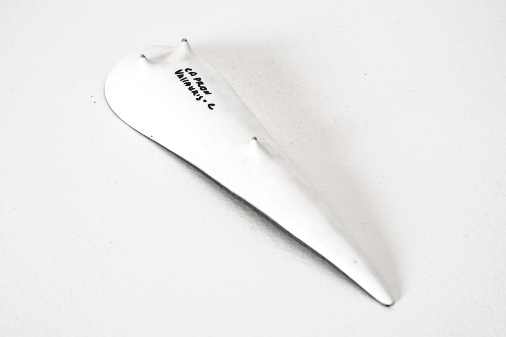 Roger-Capron-ceramic-vide-poche-with-pyjama-decoration-03