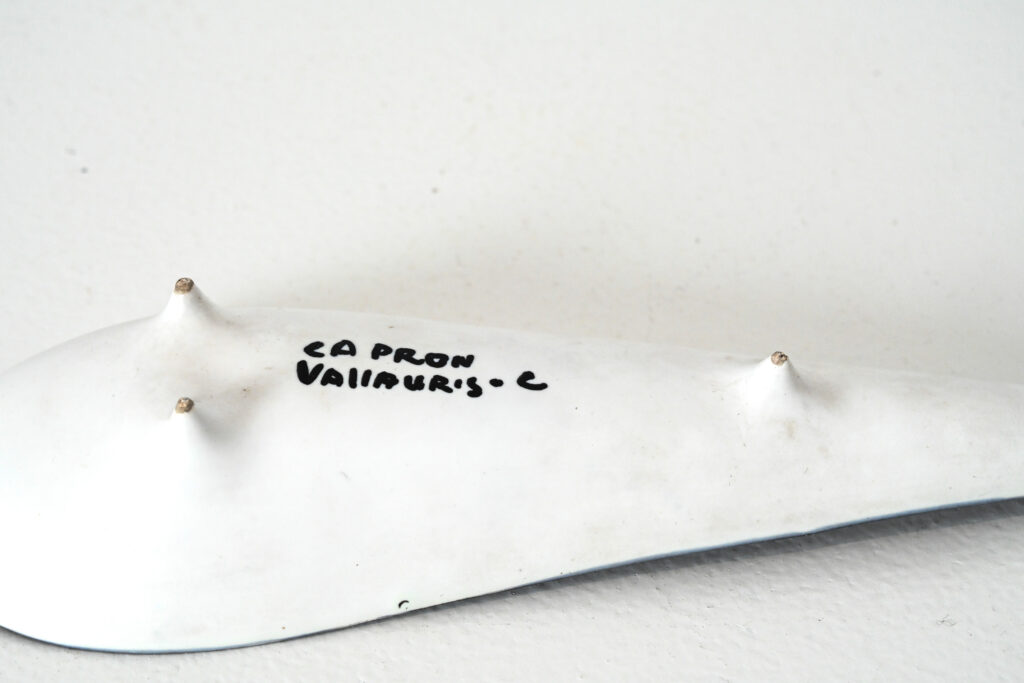 Roger-Capron-ceramic-vide-poche-with-pyjama-decoration-05